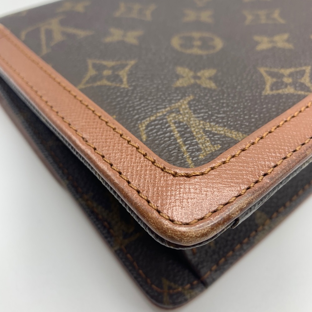 Louis Vuitton Brown Monogram Clutch with Tan Trim - Picture 4 of 16